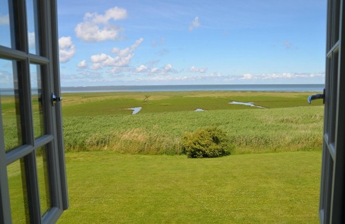 Morsum Casa | Spacious property in the first row on the Wadden Sea! This luxurious detached house b