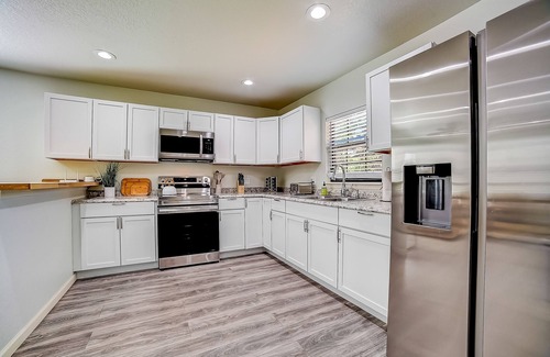 Blanco Cabina | Spacious property with four cabins, decks, grills, & open layouts - dog-friendly