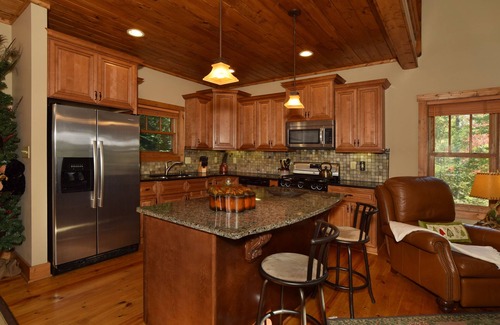 Lenoir Cabina | 🍁Spacious Pvt 3-Level 2-Deck Lodge🍁2Grt Rm/3K/2T/3Bunk🍁Fireplace🍁Foosball🍁