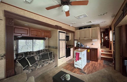 Blind Bay Complejo | Spacious Queen Bed RV in Centrally Located Resort on Shuswap Lake