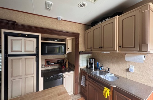 Blind Bay Complejo | Spacious Queen Bed RV in Centrally Located Resort on Shuswap Lake