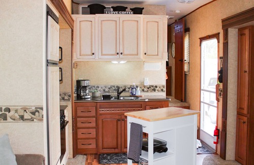 Blind Bay Complejo | Spacious Queen Bed RV in Centrally Located Resort on Shuswap Lake