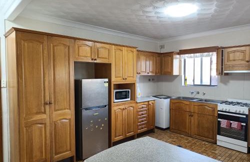Merrylands Casa | Spacious Queen Room in Large Merrylands Home with Sofa Bed - M2