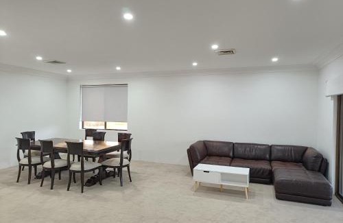 Merrylands Casa | Spacious Queen Room in Large Merrylands Home with Sofa Bed - M2