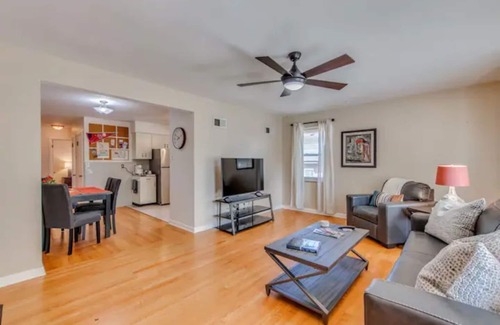 St. Louis Hills Condominio | Spacious | Quiet | 1 bedroom duplex w free parking!