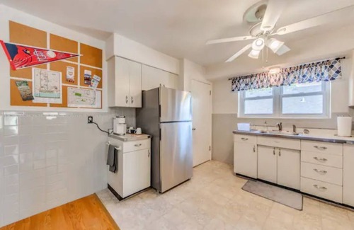 St. Louis Hills Condominio | Spacious | Quiet | 1 bedroom duplex w free parking!