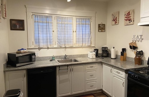 Civic Center Apartamento | Spacious, Quiet, Peaceful One Bedroom Retreat -10 mins from UOP, Lodi Wineries!