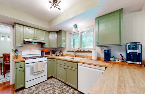 Brushy Creek Casa | Spacious, quiet suburban home on two acres with backyard pool, balcony, & pond