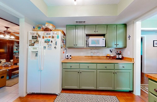 Brushy Creek Casa | Spacious, quiet suburban home on two acres with backyard pool, balcony, & pond