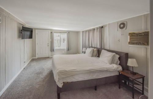 Federal Heights Casa | Spacious ranch on large lot near water world