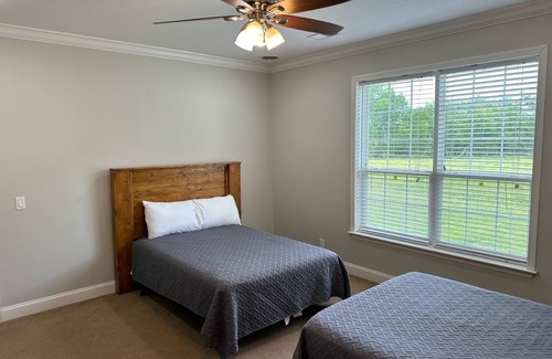 Mountain View Otro | Spacious ranch-style home