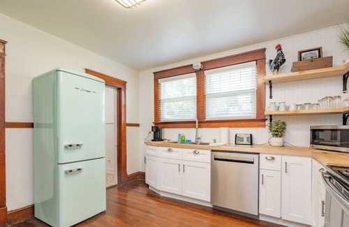 Madison Heights Casa | Spacious Red Barn Getaway
