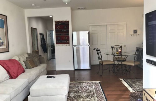 Gilroy Apartamento | Amplio y relajante suite expandida en ley. Entrada privada al costado de la casa.