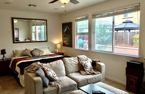 Gilroy Apartamento | Amplio y relajante suite expandida en ley. Entrada privada al costado de la casa.