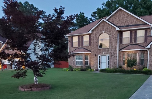 Jonesboro Casa | Spacious, Relaxing, Fun Home away from Home. sleeps up to 10