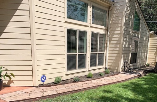 Brookhollow Casa | Spacious & relaxing Mid Century 3 bedroom house with a nice patio