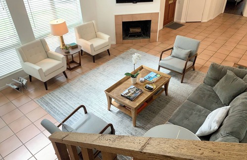 Brookhollow Casa | Spacious & relaxing Mid Century 3 bedroom house with a nice patio