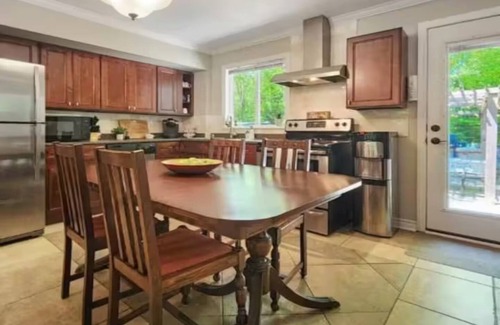 Sauble Beach Cabaña | Spacious, renovated Beach House