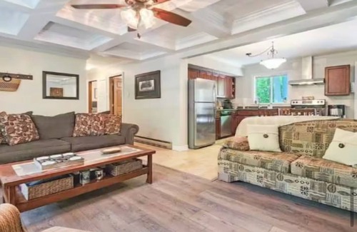 Sauble Beach Cabaña | Spacious, renovated Beach House