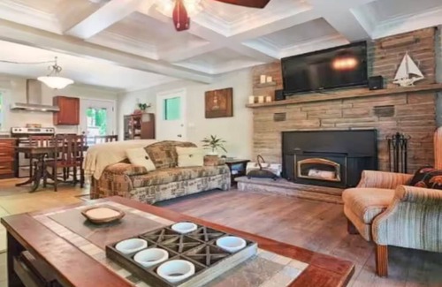 Sauble Beach Cabaña | Spacious, renovated Beach House