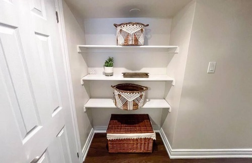 Wexford - Maryvale Apartamento | Spacious & Renovated 1BD Suite w/parking