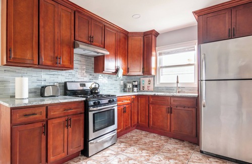 Queens Casa | Spacious Renovated Home by JFK/Train to NYC