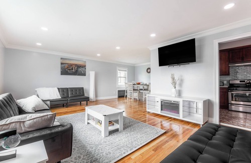 Queens Casa | Spacious Renovated Home by JFK/Train to NYC