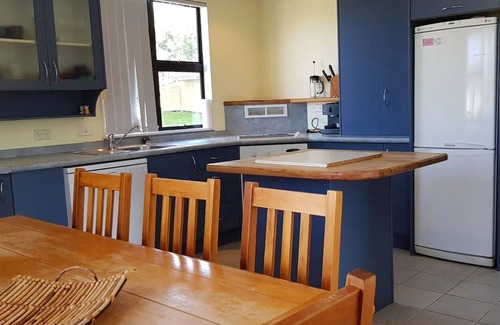 Whiritoa Casa | Spacious retreat, 1 minute walk to beach