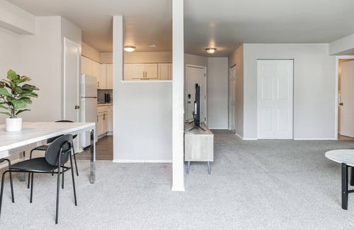 Wilmington Apartamento | Spacious Retreat I Balcony I Parking I Chateau
