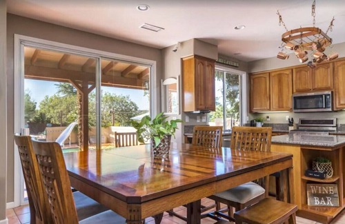 Paso Robles Casa | Familia y amigos disfrutan de una espaciosa casa colonial española en el corazón de Wine Country