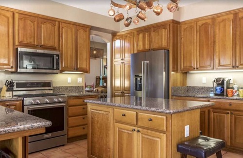 Paso Robles Casa | Familia y amigos disfrutan de una espaciosa casa colonial española en el corazón de Wine Country
