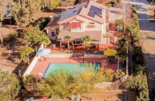 Paso Robles Casa | Familia y amigos disfrutan de una espaciosa casa colonial española en el corazón de Wine Country