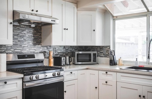 Valinda Casa | Spacious Retreat Near Iconic LA Sights w/ Comforts