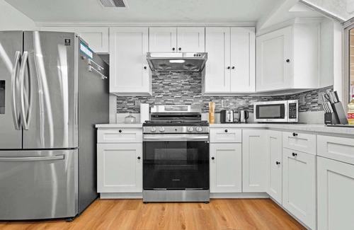 Valinda Casa | Spacious Retreat Near Iconic LA Sights w/ Comforts