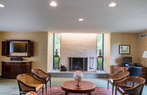 Williamsburg Hotel | Spacious Retreat! Room w/ Balcony | Discover Museums Nearby