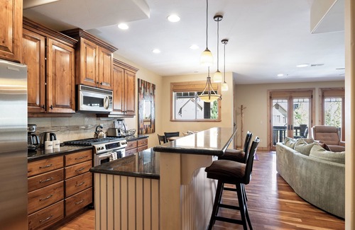 Canyon Links Casa | Spacious Retreat: Sleeps 7, Minutes to Skiing, Private Hot Tub, Scenic Views, Ultimate Relaxation!