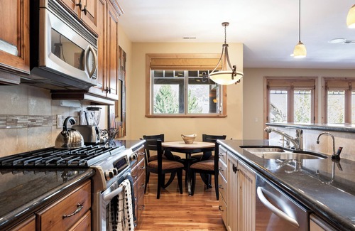 Canyon Links Casa | Spacious Retreat: Sleeps 7, Minutes to Skiing, Private Hot Tub, Scenic Views, Ultimate Relaxation!