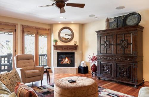 Canyon Links Apartamento | Spacious Retreat, Sleeps 7, Minutes to Skiing, Private Hot Tub, Scenic Views, Ultimate Relaxation!