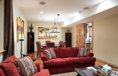 Canyon Links Apartamento | Spacious Retreat, Sleeps 7, Minutes to Skiing, Private Hot Tub, Scenic Views, Ultimate Relaxation!
