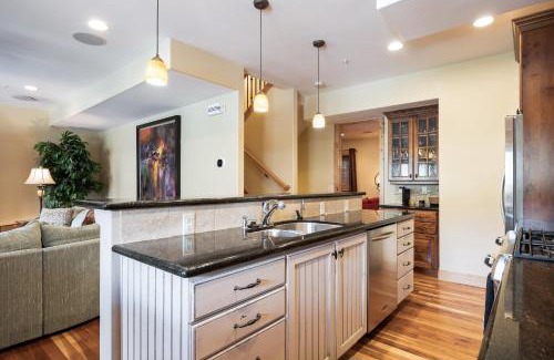 Canyon Links Apartamento | Spacious Retreat, Sleeps 7, Minutes to Skiing, Private Hot Tub, Scenic Views, Ultimate Relaxation!