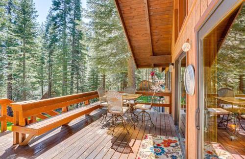 Lake Almanor Country Club Casa | Spacious Retreat with Backyard 1 Mi to Lake Almanor