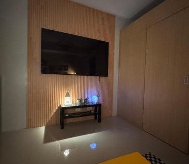 Santo Cristo Apartamento | SPACIOUS RETRO UNIT at SM North Mall w Balcony and FAST WIFI