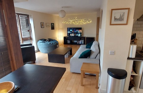 Inchicore Apartamento | Spacious Riverside 1Bd in Bustling Village