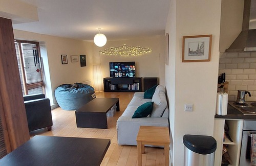 Inchicore Apartamento | Spacious Riverside 1Bd in Bustling Village