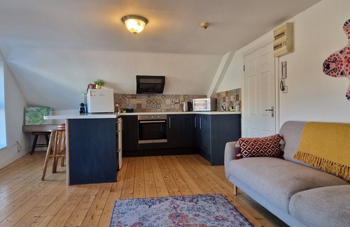Victorian Quarter Apartamento | Spacious Riverside 2Bd, Mid City - Above Bar&Venue