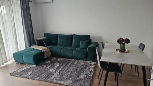 Targoviste Apartamento | Spacious Riverside View, Class Park