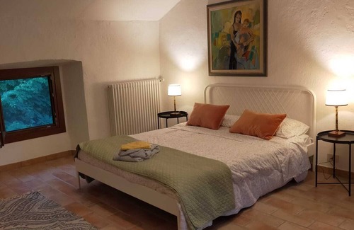 Montaldeo Casa | Amplia habitación con baño privado y Wi-Fi en una antigua casa de campo.