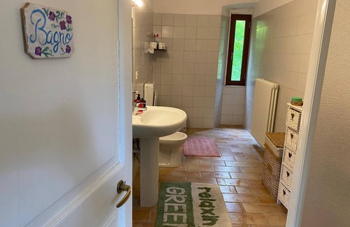 Montaldeo Casa | Amplia habitación con baño privado y Wi-Fi en una antigua casa de campo.