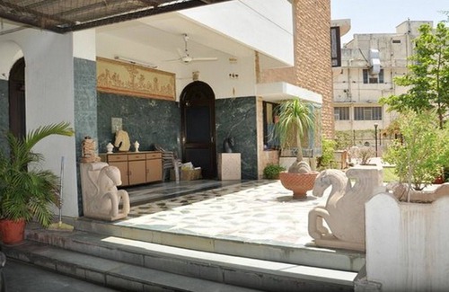 Adarsh Nagar Casa | Amplia habitación en una zona tranquila