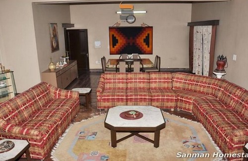 Adarsh Nagar Casa | Amplia habitación en una zona tranquila